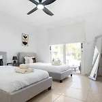 Ervin, Coral Bay Center, Private Pool Villa *